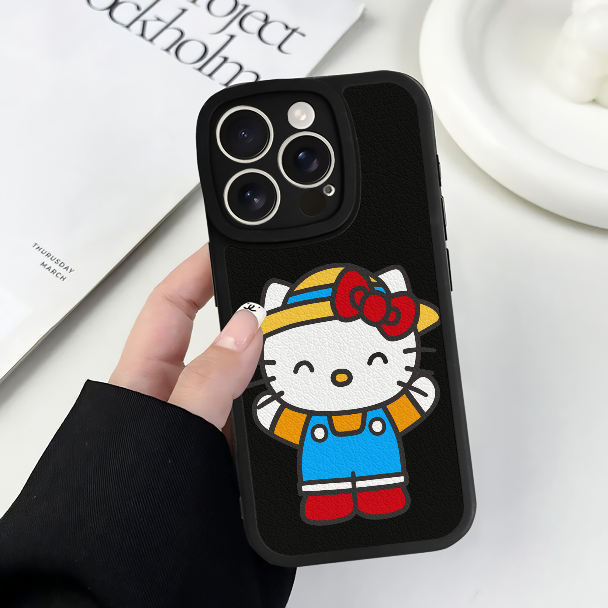 （画像用） Hello Kitty ハローキティ 【iPhone 16シリーズ対応】シリコンスマホケース（レザー調） 材質：シリコン